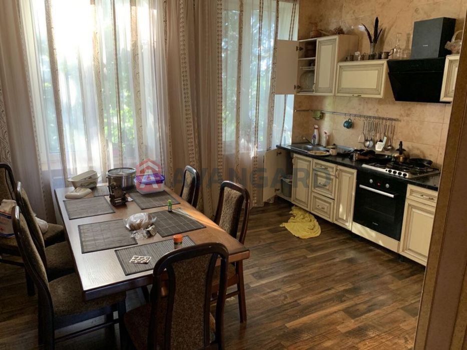 Продам 3 кімнатну сталінку в центрі