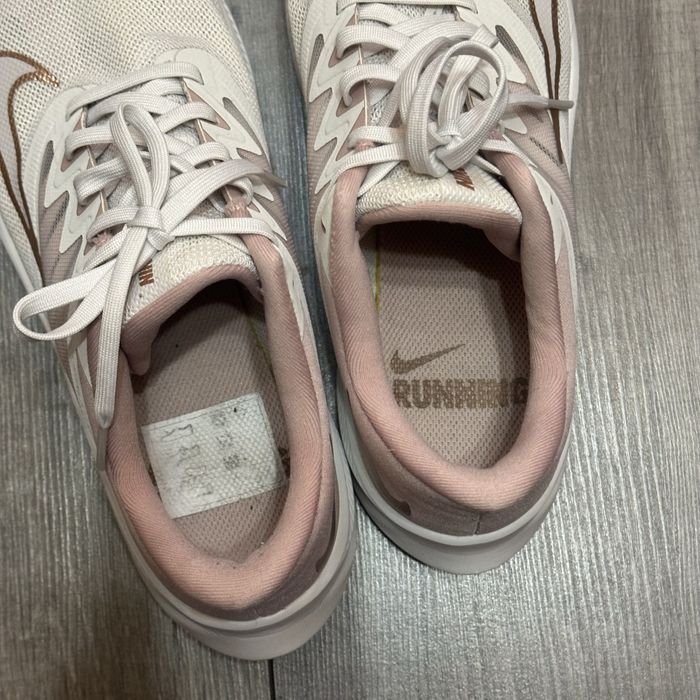 nike qeest жіночі кросівки оригінал