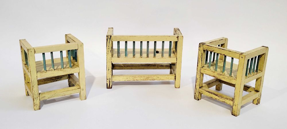 Zabytkowy zestaw drewnianych mebli dla lalek.