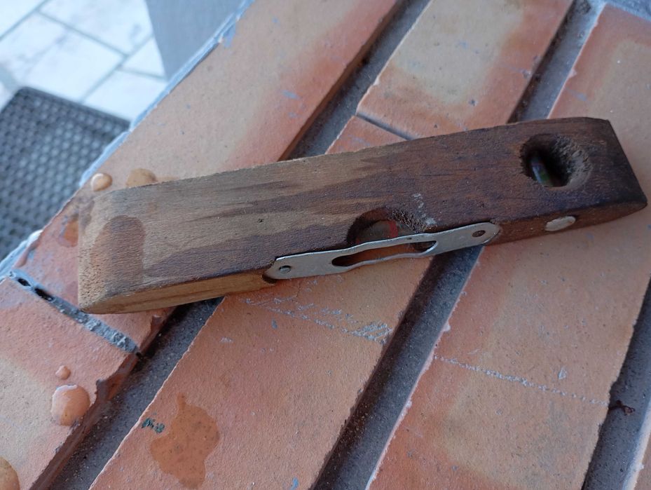 vendo nível de bolhas antigo em madeira.