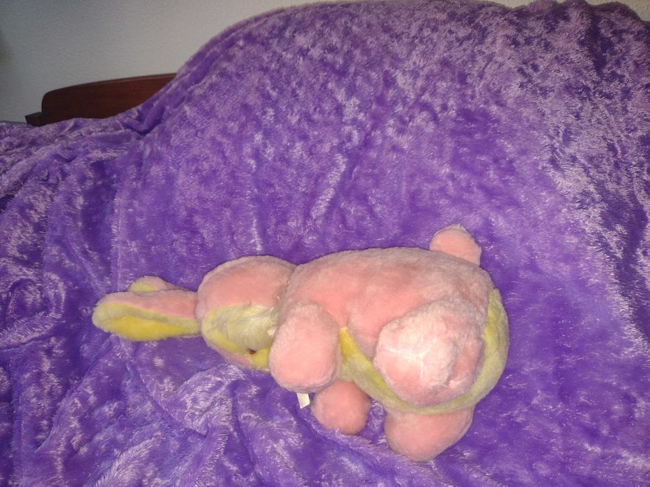 Coelhinho de peluche cor-de-rosa e amarelo