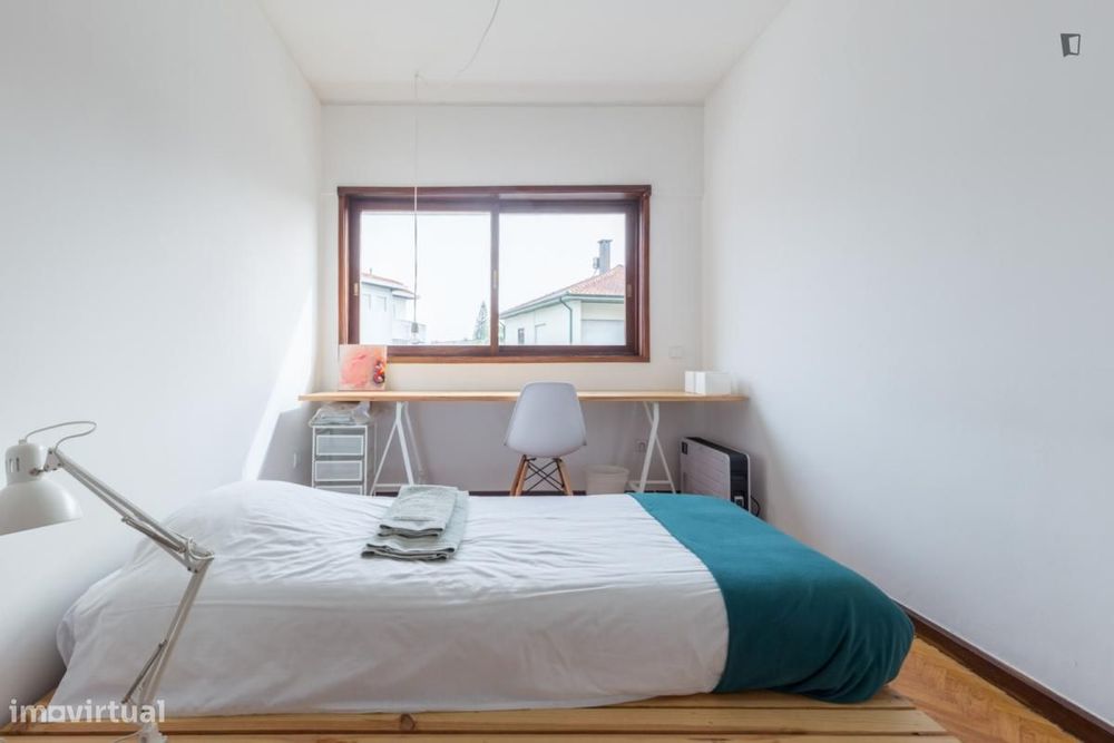 Quarto - localizado em Campanhã Porto