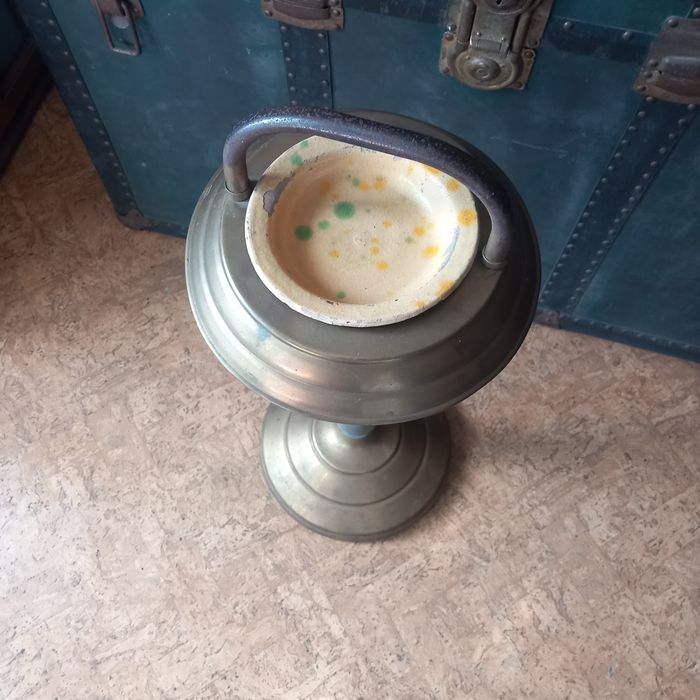 Cinzeiro de pé alto em latão e estanho