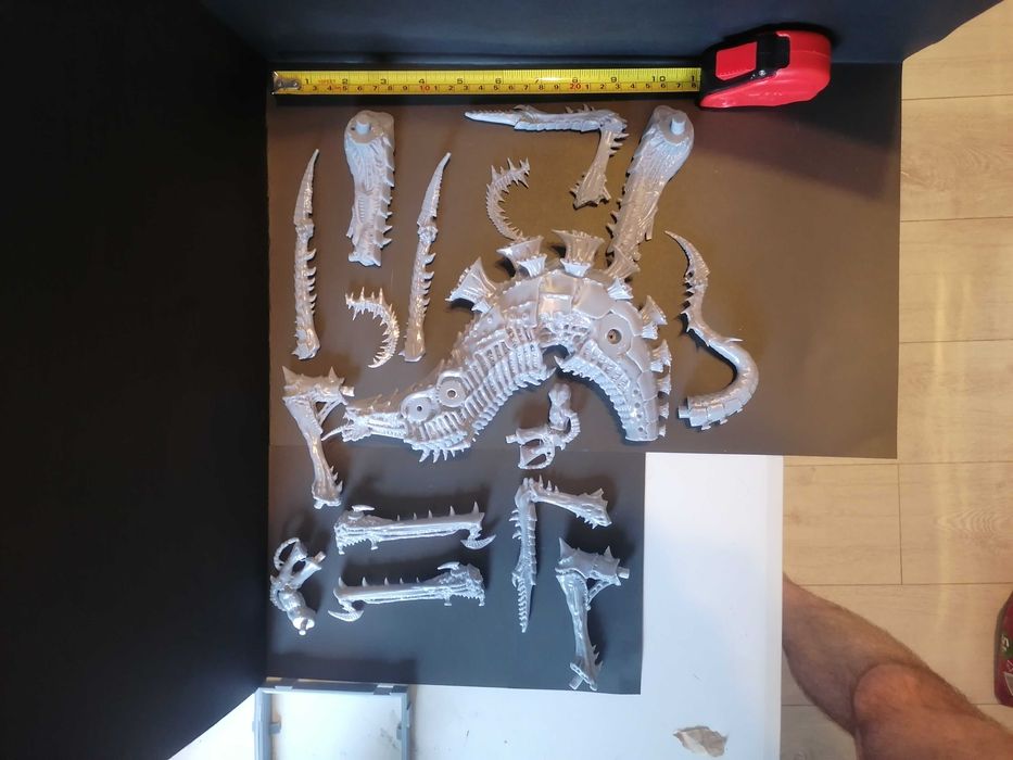 Tyranid Biotitan proxy, za podstawkę polecam pokrywę beczki