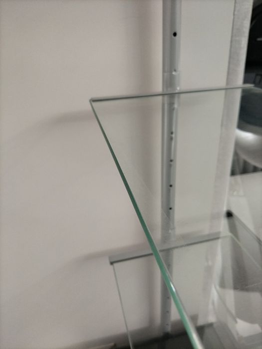 Estante em aço e vidro