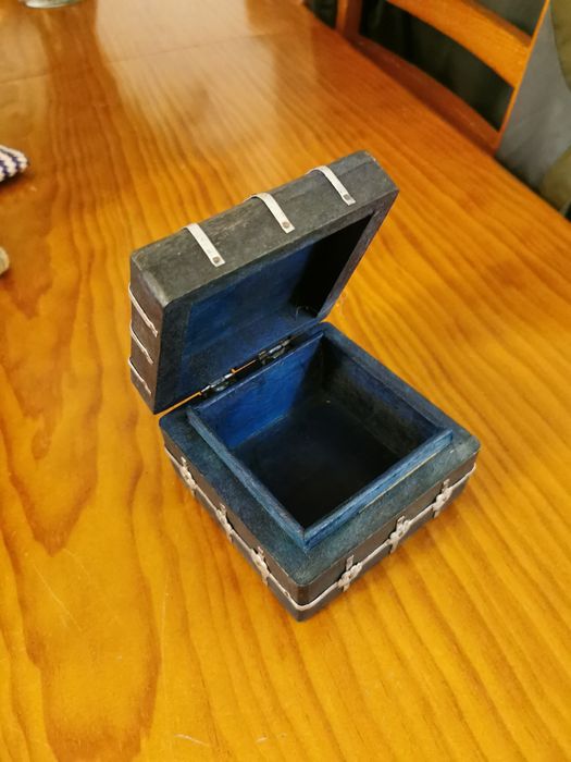 Caixa preta em madeira