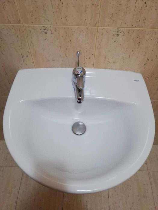 Lavatório com coluna em cerâmica WC Roca