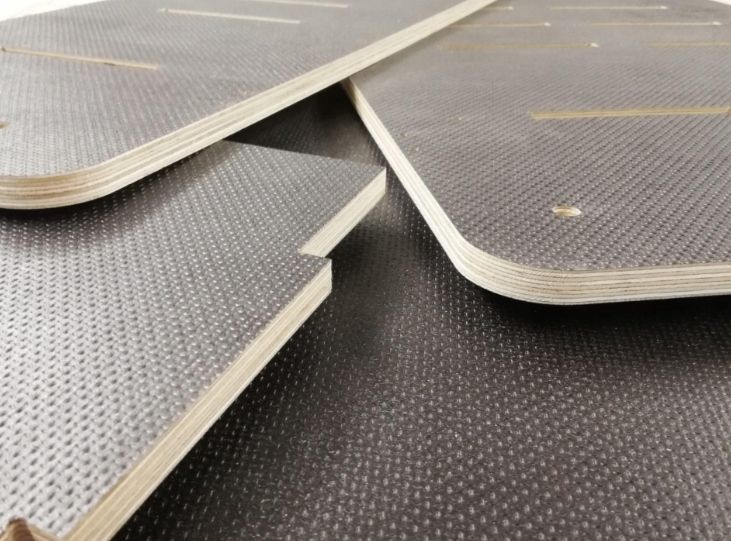 Regały do busa XL+, zabudowa warsztatowa busa z sklejki laminowanej 1M