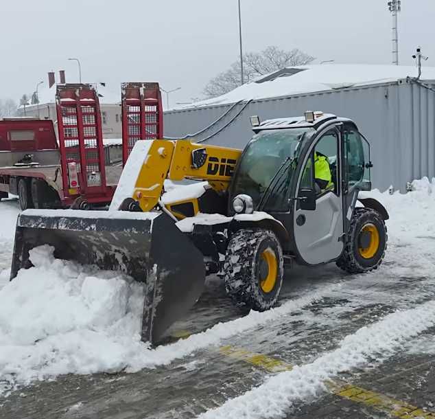 Mała ładowarka teleskopowa wynajem usługi operator Dieci niska manitka
