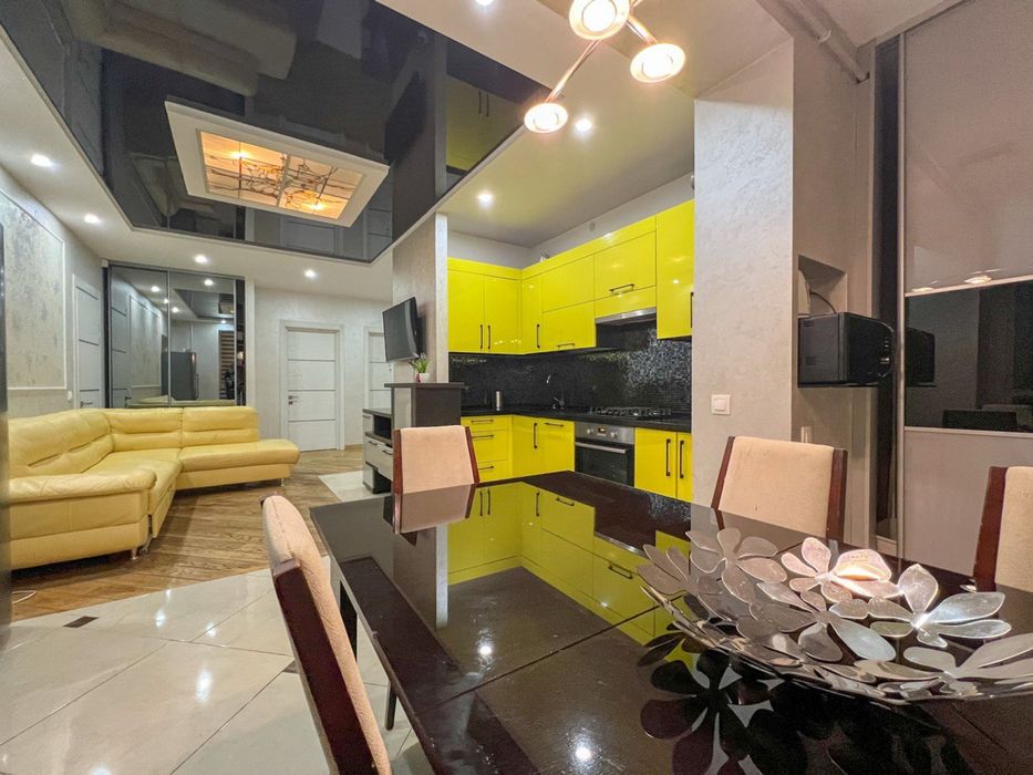 !БЕЗ КОМІСІЇ 3-кімнатна квартира з терасами у ближньому  центрі Львова