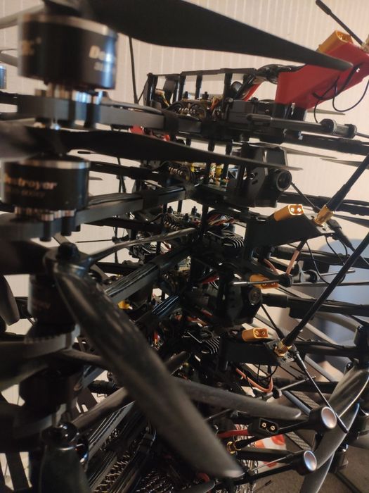 Дрон квадрокоптер 10 дюймів налаштований і облітаний на полігоні