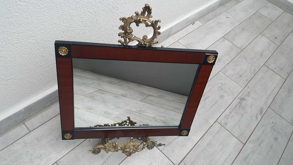 Lustro w drewnianej ramie