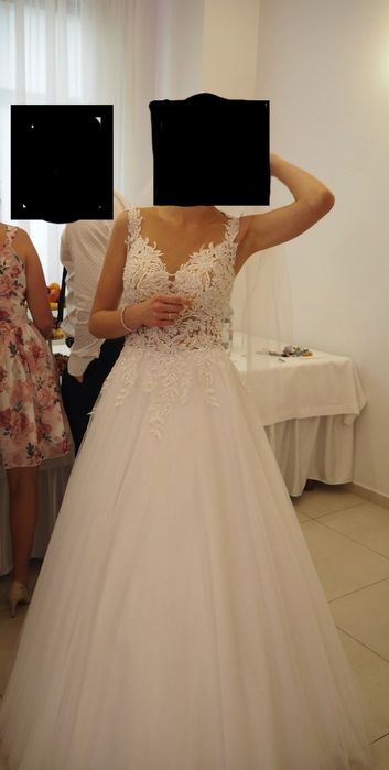 Suknia ślubna z kołem i welonem