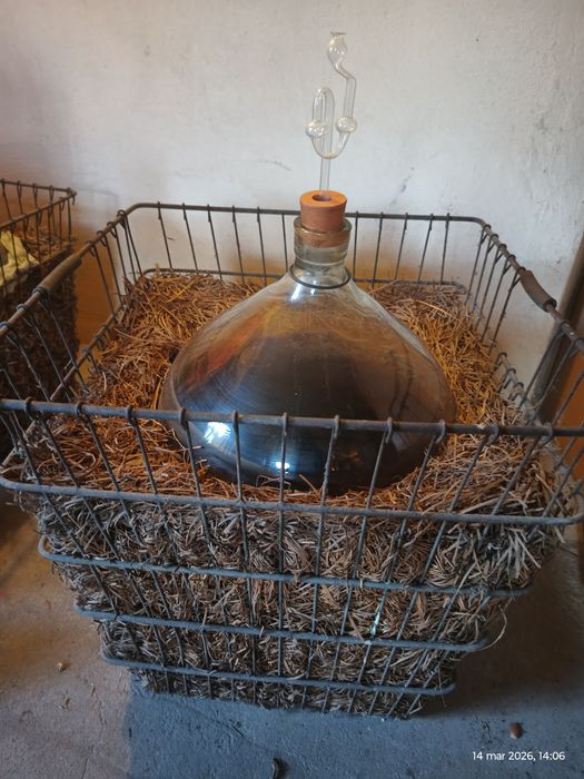 Duża Butla na wino z koszem.