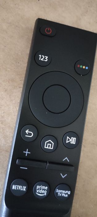 Kompaktowy, wygodny pilot do telewizorów Samsung.