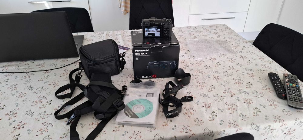 Panasonic Lumix GX7 z obiektywem.