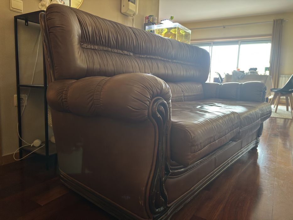 Sofa em pele castanho