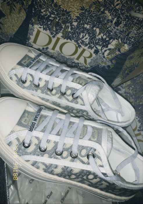 Продам кроссовки Dior