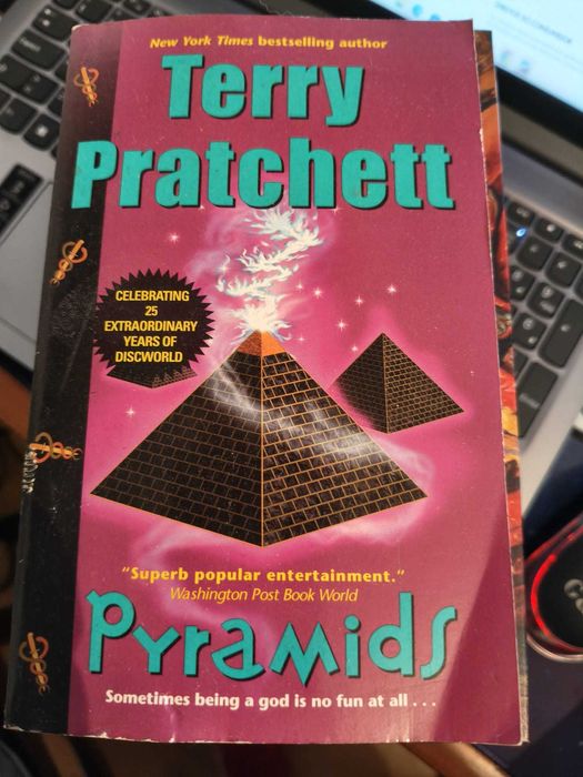 Pyramids - Terry Pratchett - em inglês