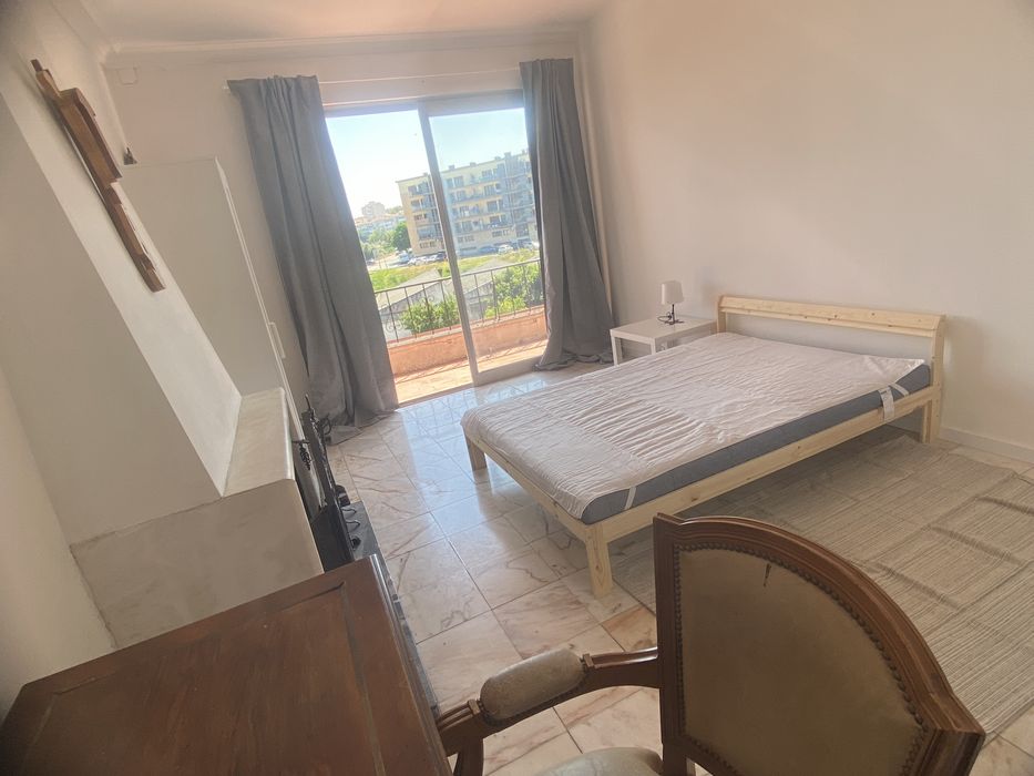 Quarto em moradia situada em Santa Iria da Azóia