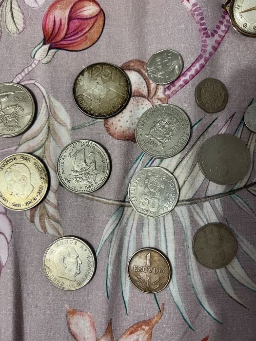 Caixa com varias moedas antigas