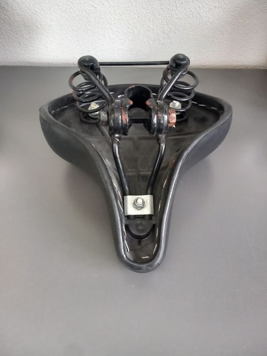 Vendo 2 Selins de Bicicleta (Conforto e Desportivo BTT/Estrada)