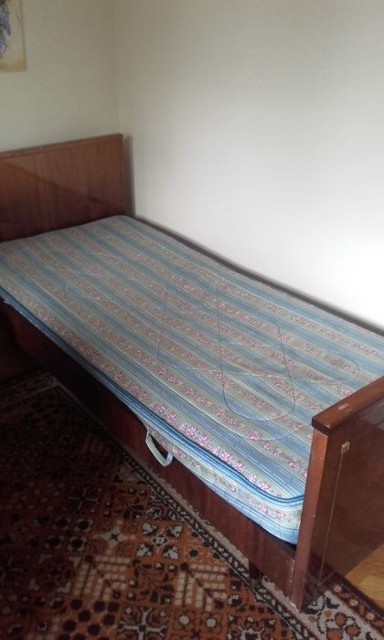 łóżko z materacem