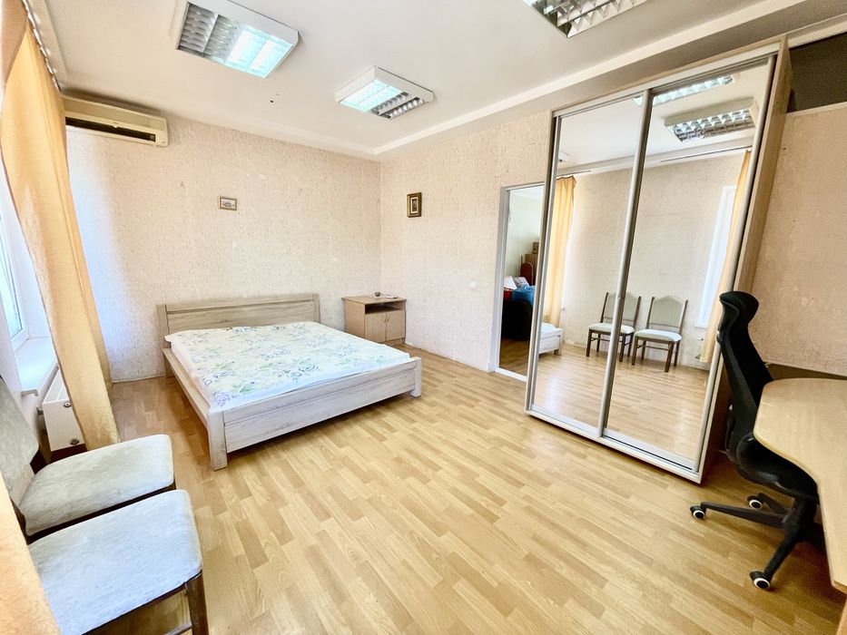 Продам двокімнатну квартиру в Центрі! Терміново!