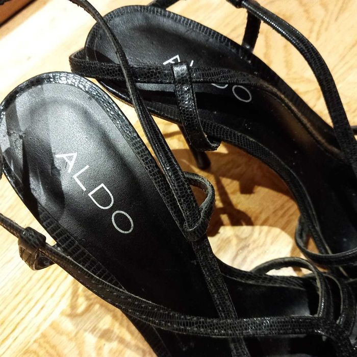 2 pares de sandálias bem estimadas