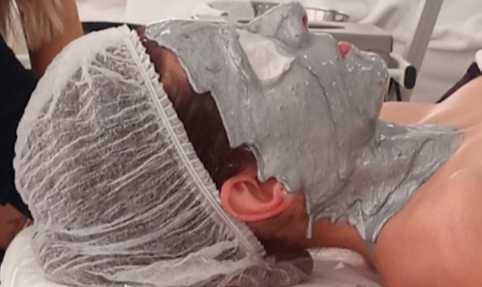 Massoterapeuta mãos que curam dores físicas contratura