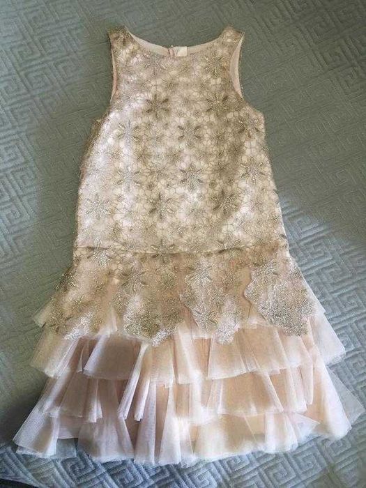 Красивое нарядное платье с золотой нитью