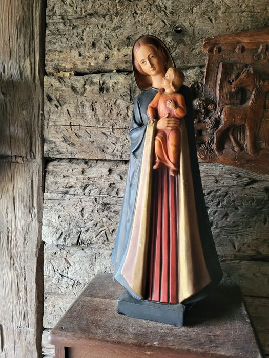 Piękna figura Matki Bożej Maryja z dzieciątkiem Jezus