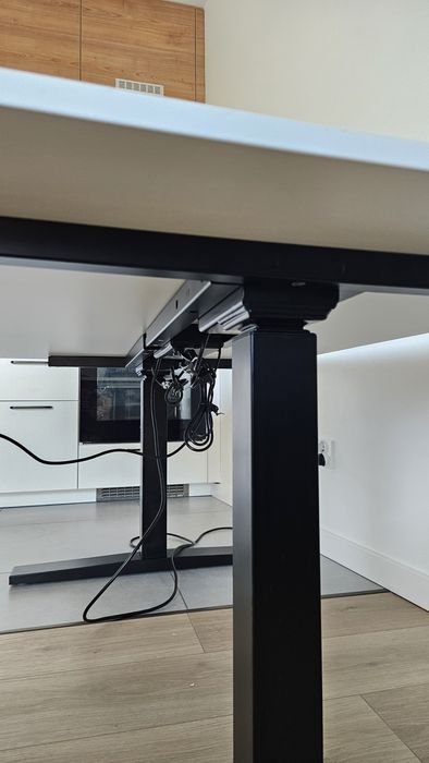 Biurko NowyStyl z elektryczną regulacją wysokości