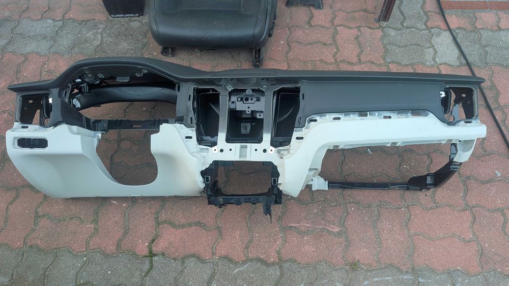 Volvo XC60 II lift 2022 deska rozdzielacza konsola