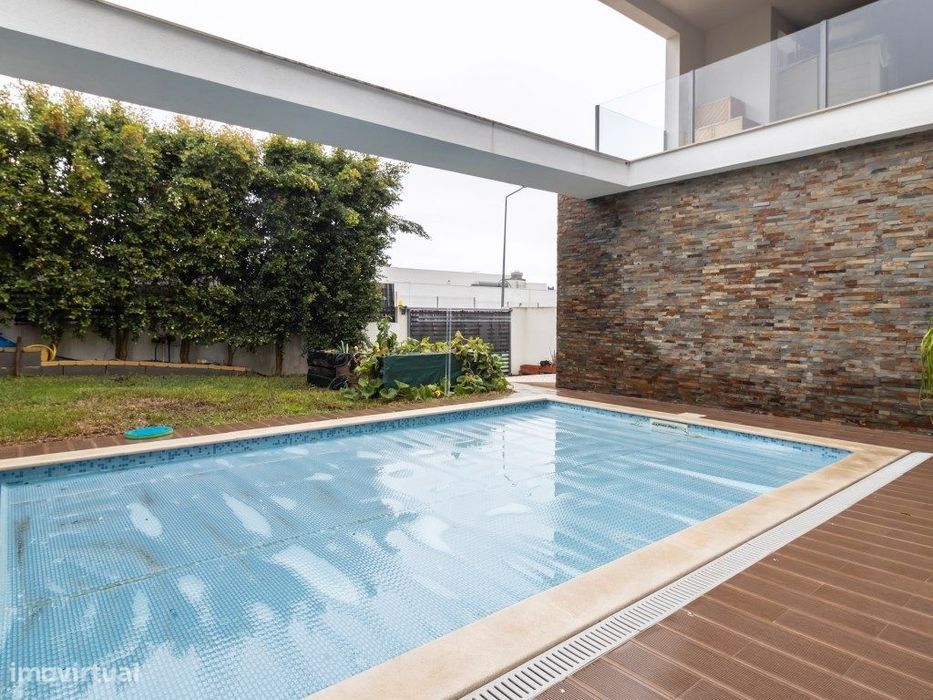 Moradia Geminada com garagem e piscina - Quinta de Santa Teresa