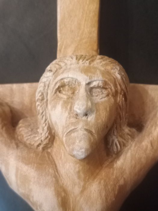 Crucifixo em madeira feito a mão - artesanato português assinado