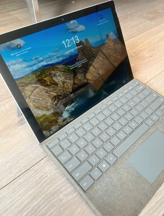Laptop / Tablet - Microsoft Surface Pro 6 • i7 • 16 GB RAM • 1 TB SSD