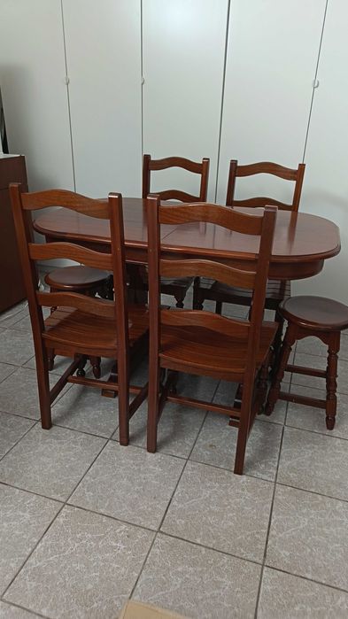Mesa em madeira com tampo elíptico de 120 (+32) x 756 cms