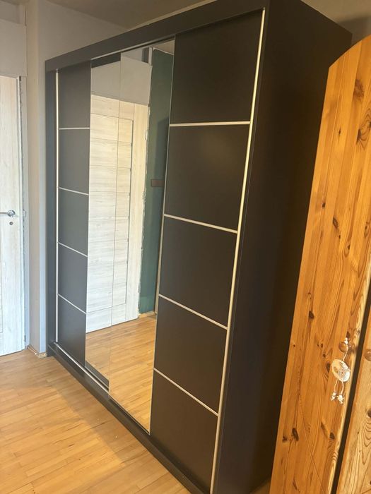 Szafa przesuwana z dużym lustrem