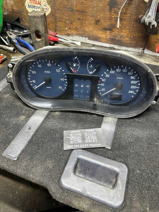 Приборная панель на рено кенго 2000 год.
