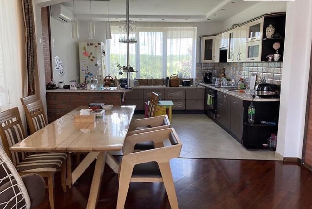 Продається просторий двоповерховий будинок у селі Ярок — ідеальне поєд