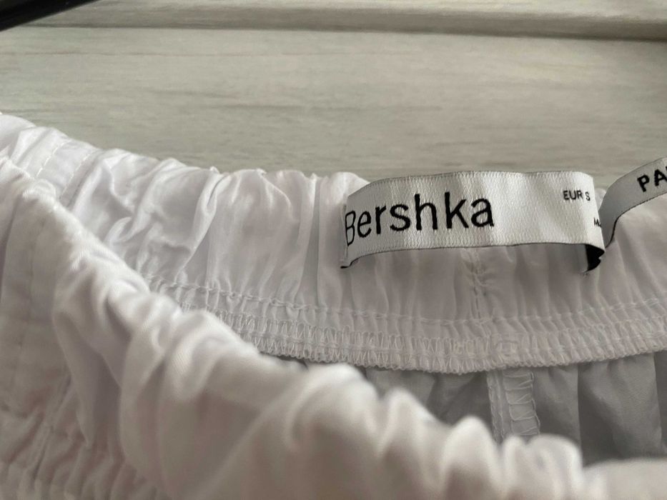 spodnie białe Bershka