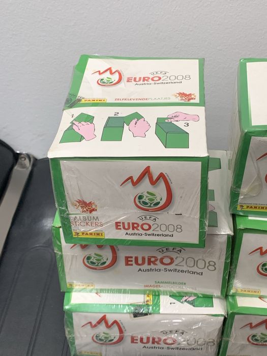 Caixa de 100 saquetas de cromos Panini Euro 2008