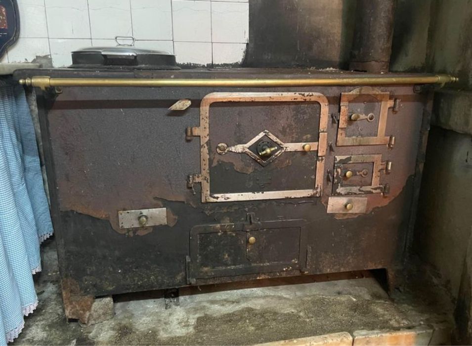 fogão grande de lenha rústico em ferro