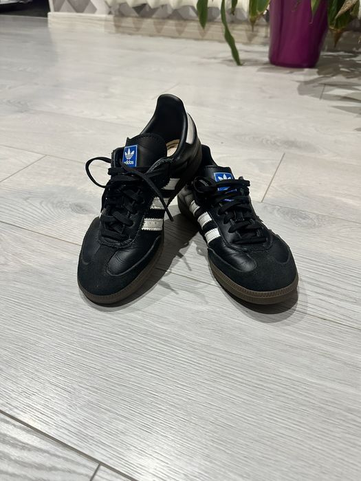 Кросівки бренду adidas
