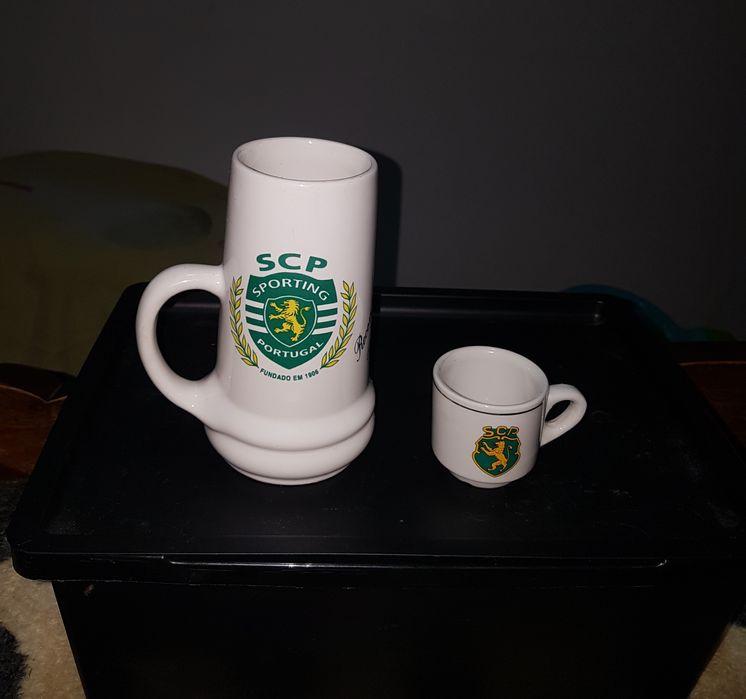 Um caneco e uma chavena vitage do Sporting CP