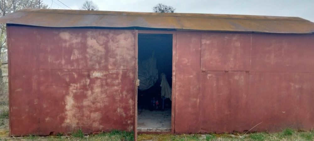 Продам металевий гараж,перероблений під дачний будинок  3 на 6 м.,висота2 м.