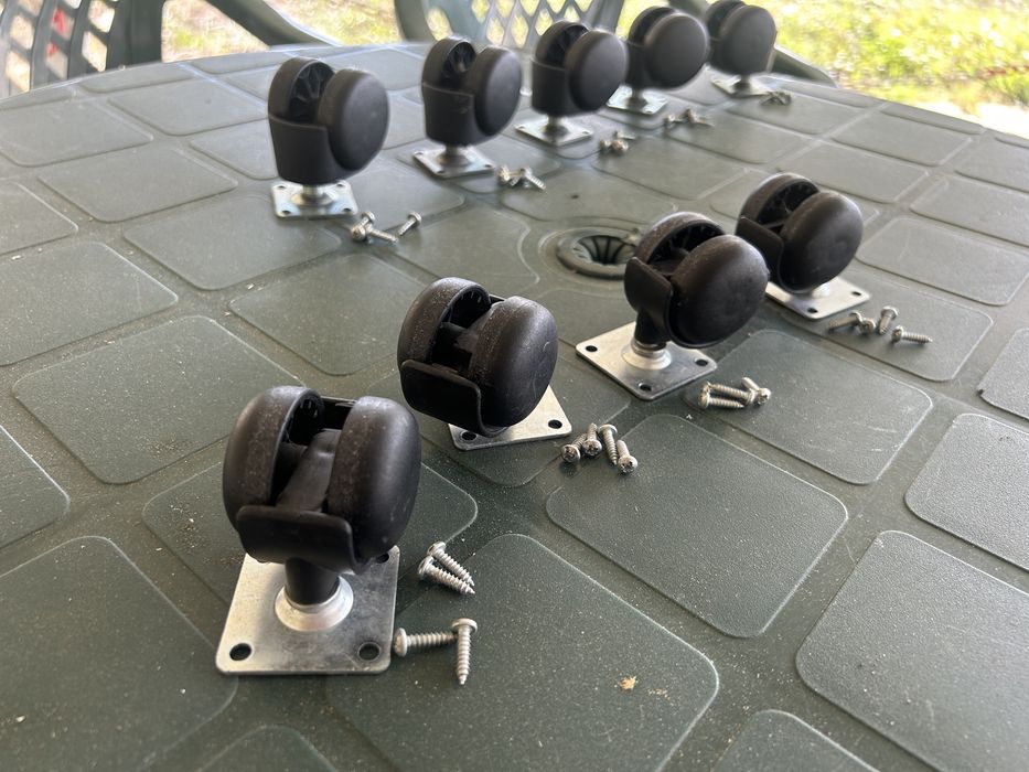 2 conjuntos de rodas (com os respetivos parafusos)