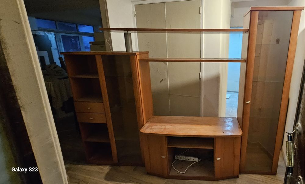 Móvel TV com duas cristaleiras