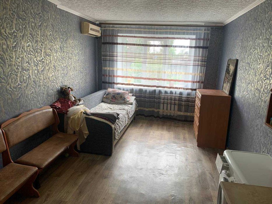 комната с ремонтом и мебелью